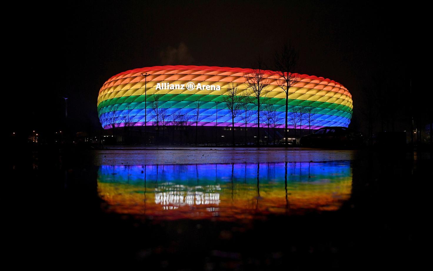 Vikerkaarevärvidesse valgstatud Müncheni jalgpallistaadion Allianz Arena.