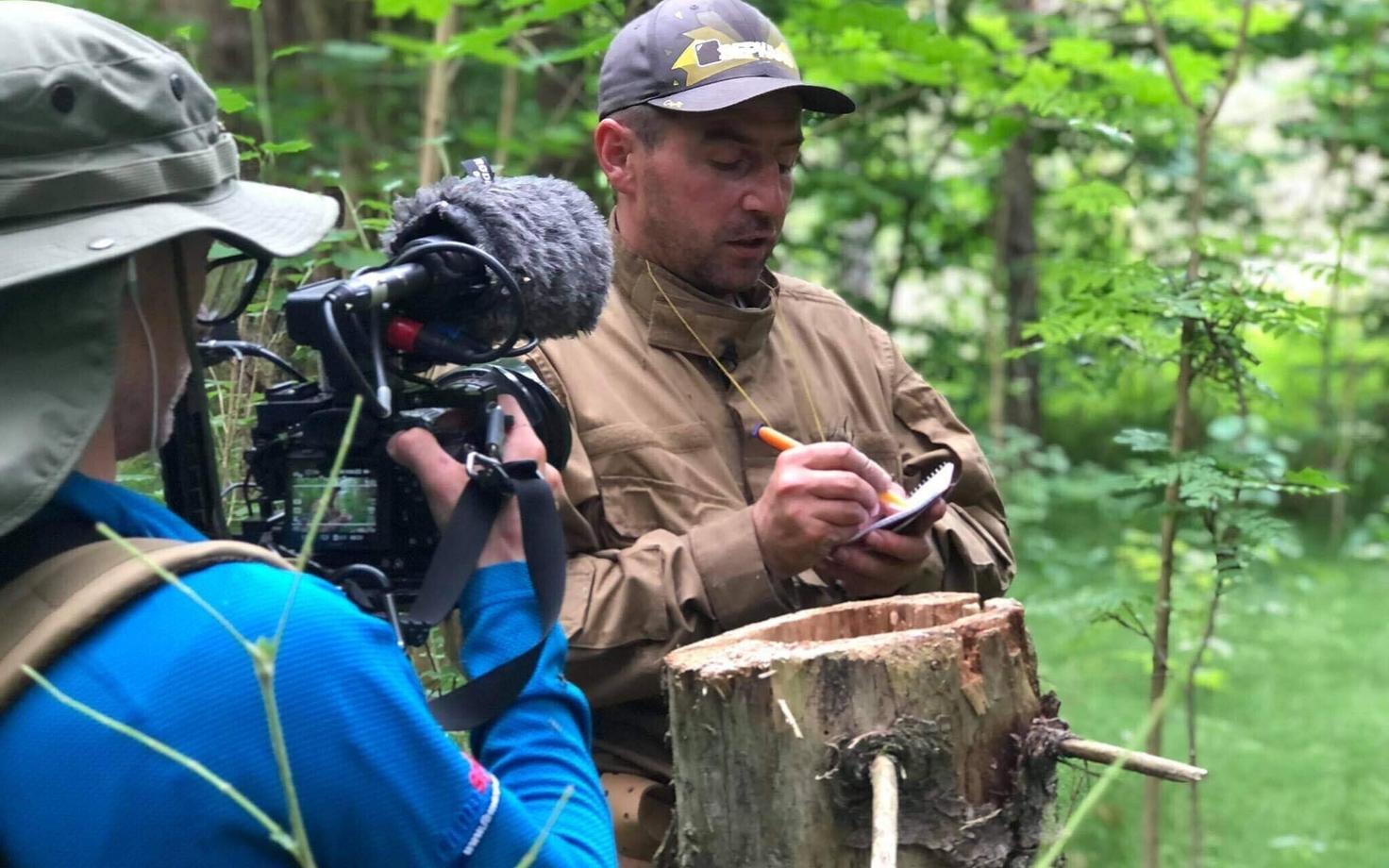 Дмитрий Куликов (справа) во время съемок реалити-шоу в лесу.