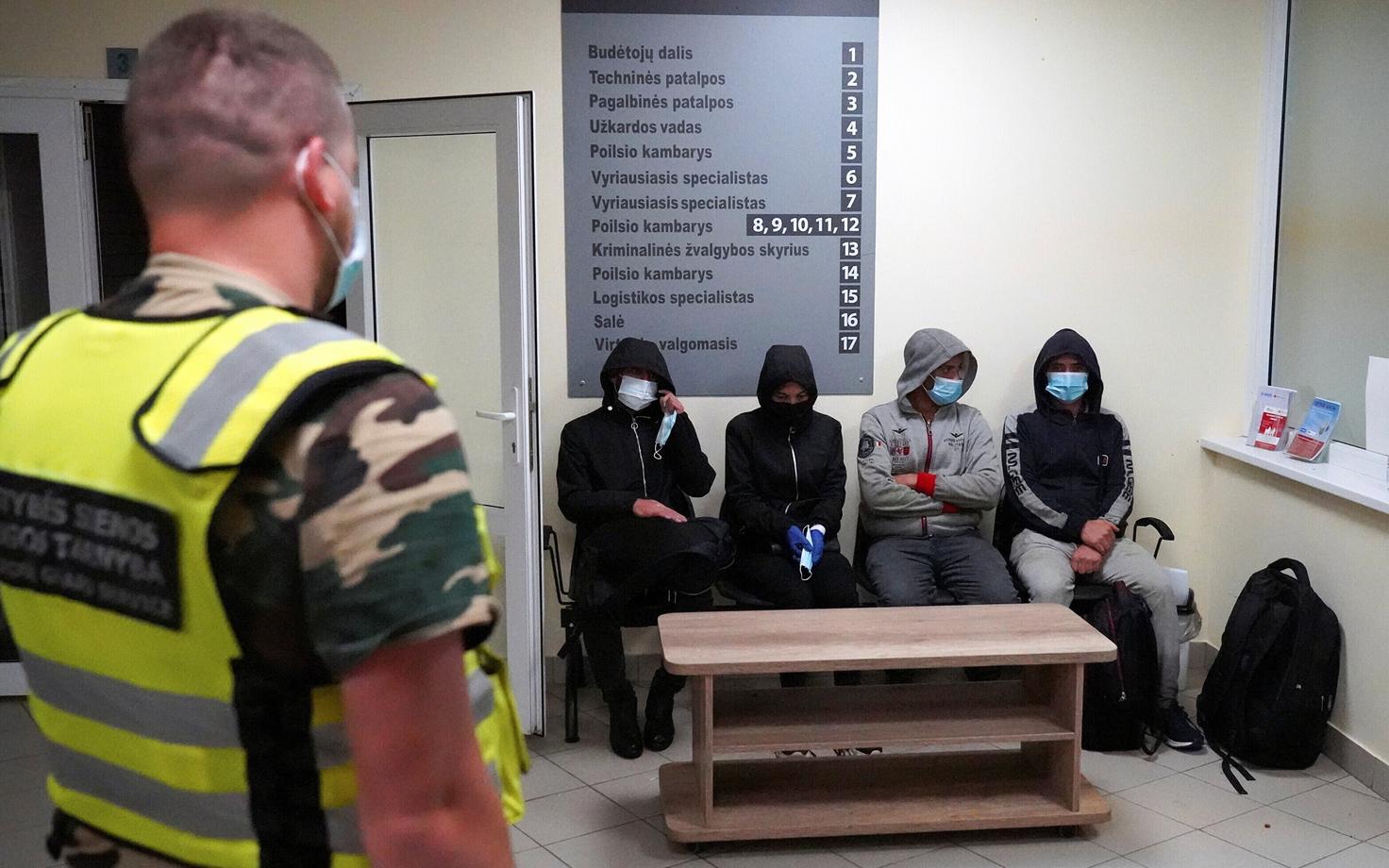 Leedu piirivalvur kinnipeetud illegaalsete immigrantidega