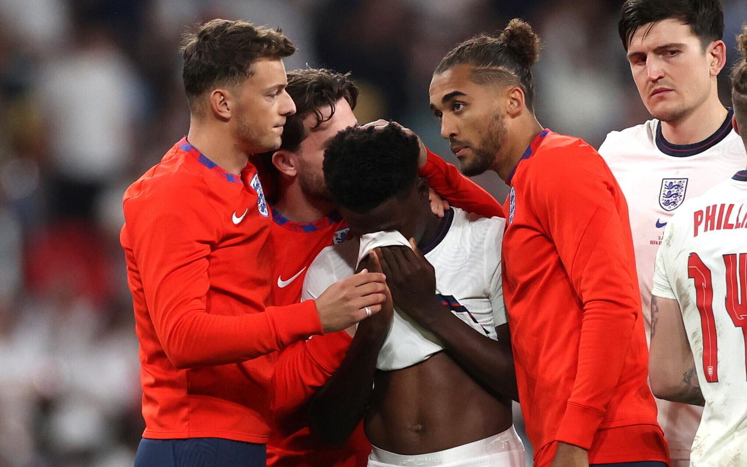 Bukayo Saka kaaslaste keskel