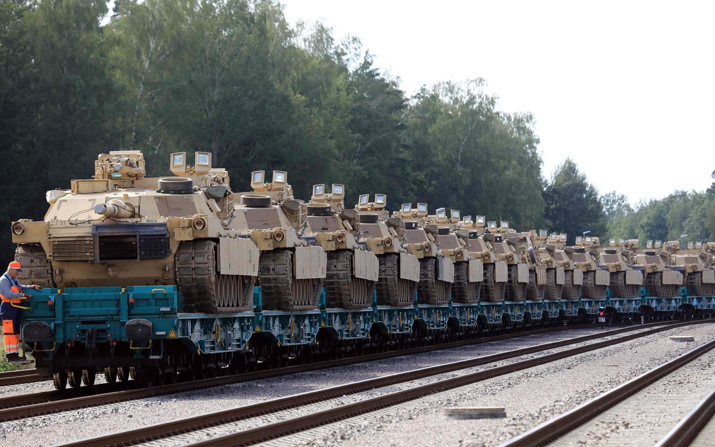 Sõjaväeõppustele Leedus toodud USA tankid Abrams rongiplatvormidel.