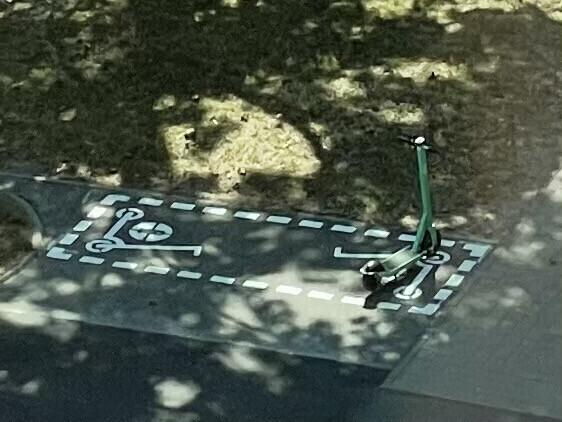 Bolti tõukeratas Tallinnas Politseiparki maha märgitud parkimisalas.