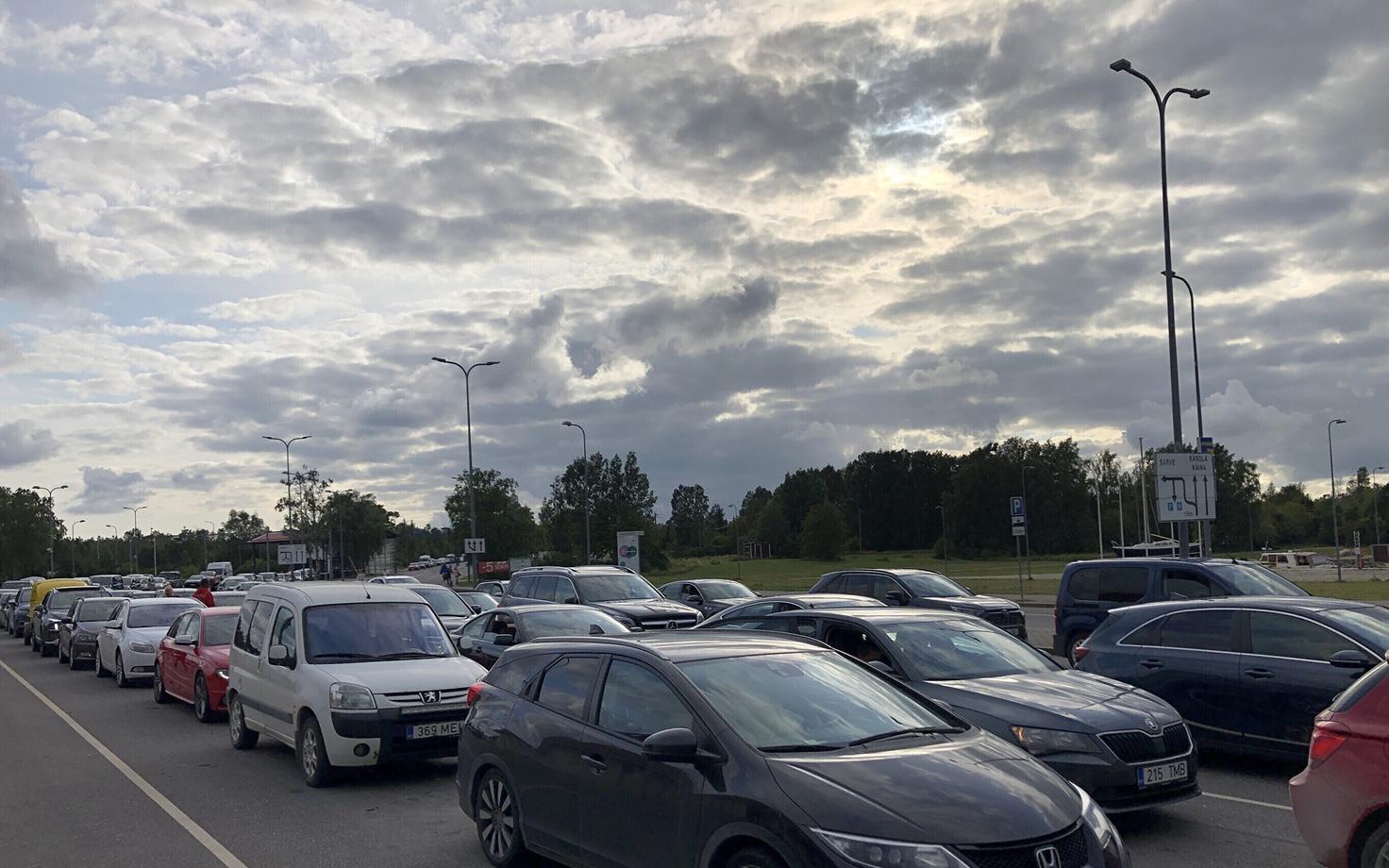 Autod Heltermaa sadamas.