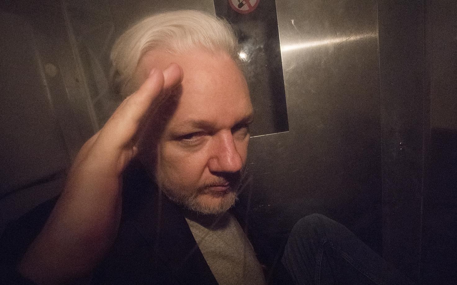 Джулиан Ассанж в британском тюремном автомобиле .