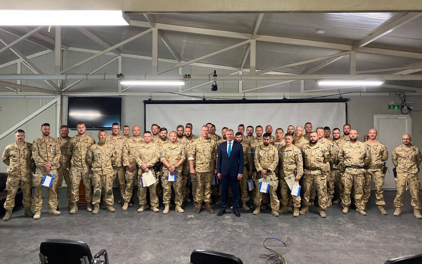 Defense minister Kalle Laanet (Reform) with members of the volunteer Defense League during his recent visit to Iraq.