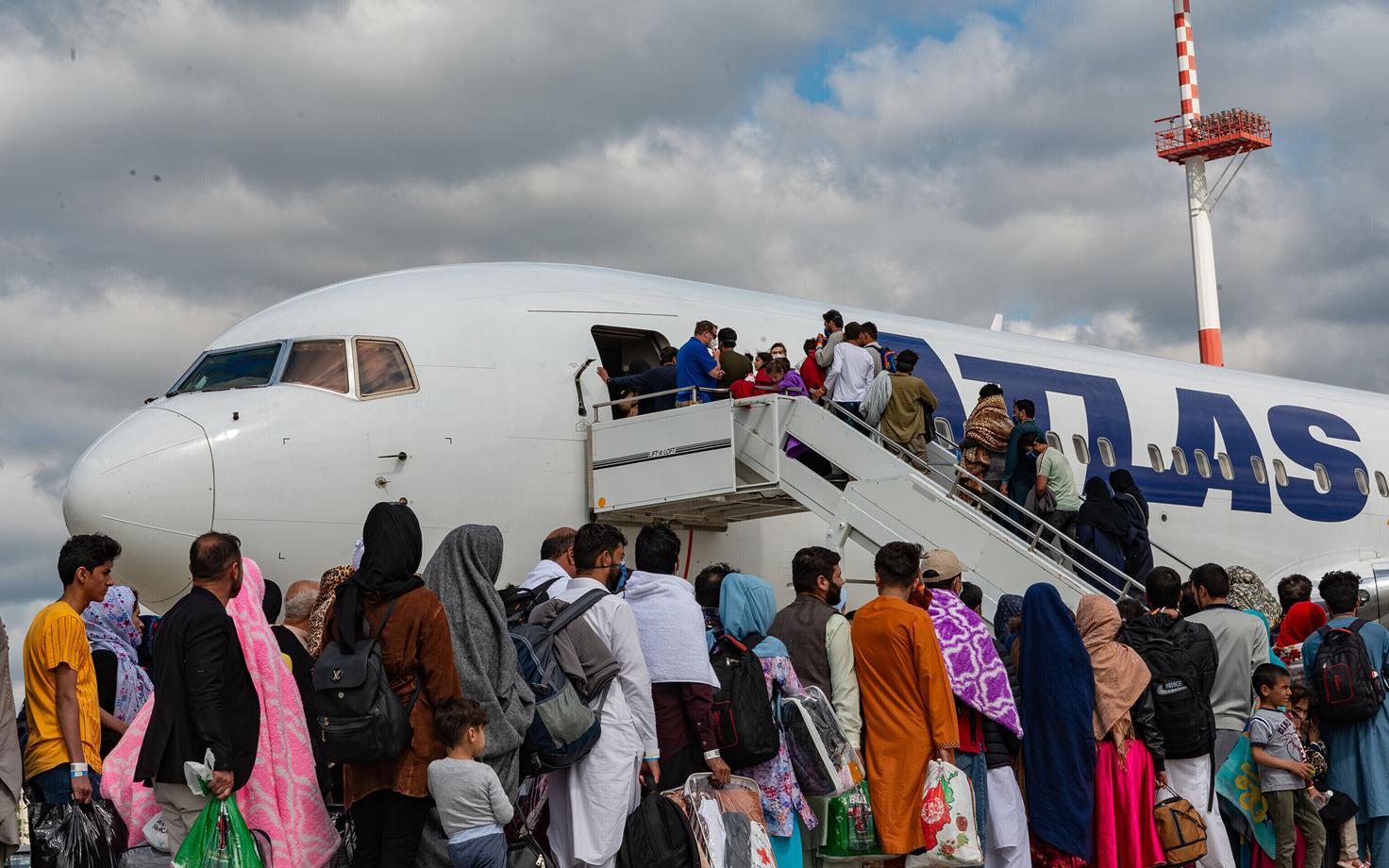 Afganistanist lahkuda soovivad inimesed Kabuli lennuväljal.