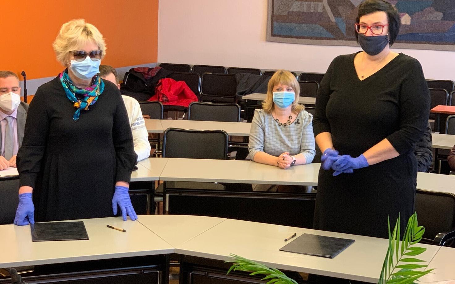 Тамара Комлова и Катри Райк на подписании коалиционного соглашения в ноябре 2020 года.