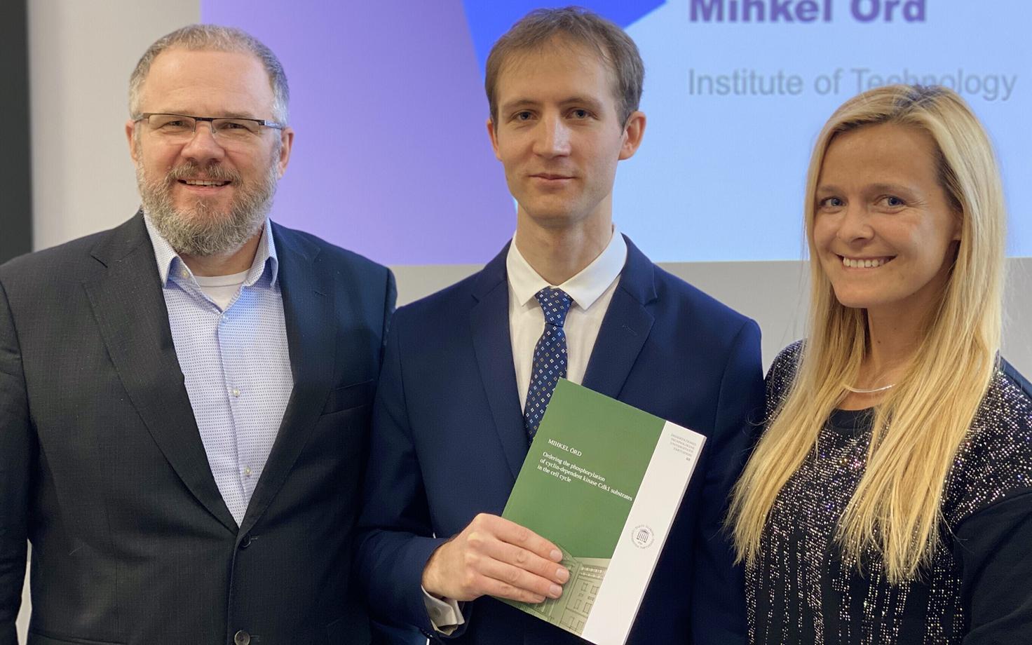 Värske doktor Mihkel Örd (keskel) koos Mart Loogi ja Ilona Faustovaga.