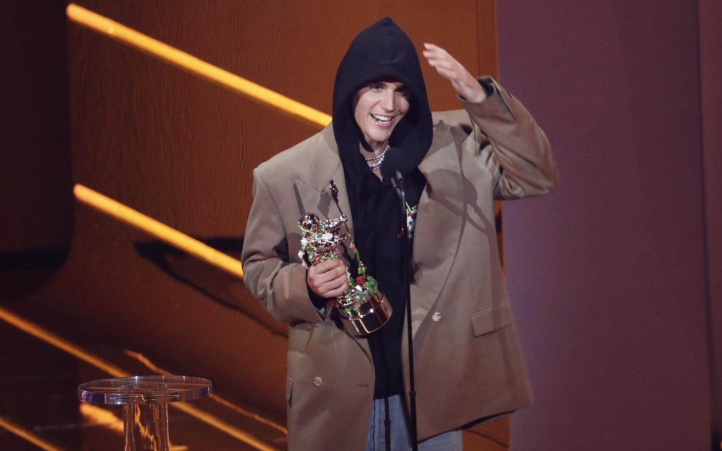 Justin Bieber võttis MTV VMA auhinnatseremoonial vastu aasta artisti auhinna.