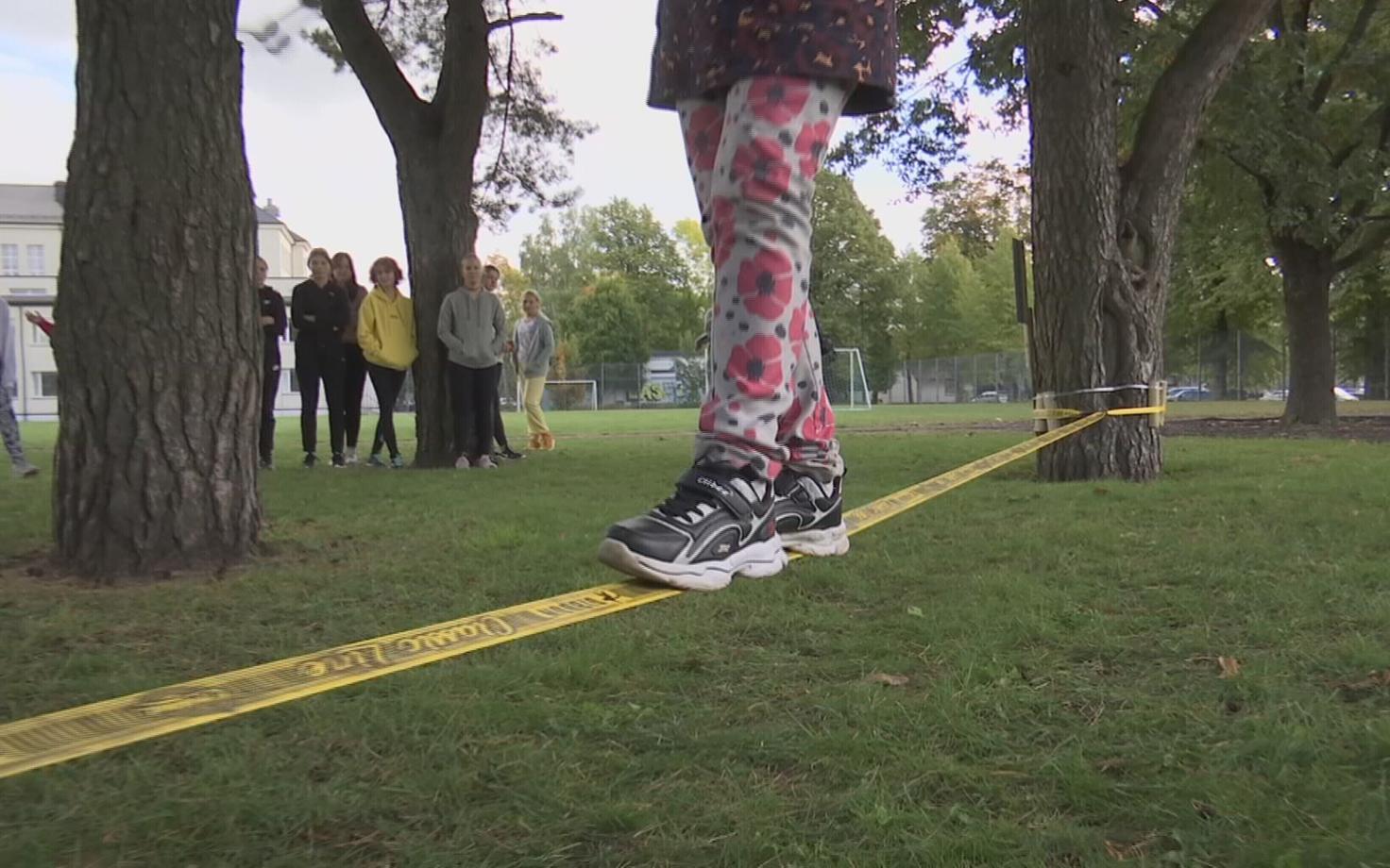 Children at Pärnu Ülejõgi school getting some slackline practise in.