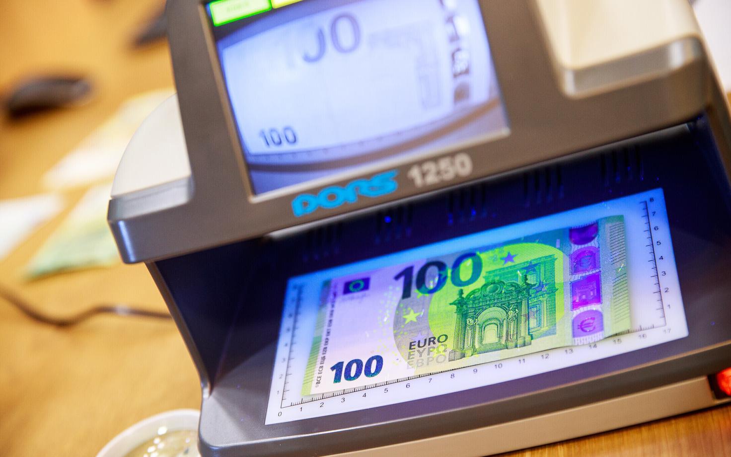 Новые купюры 100 и 200 евро.