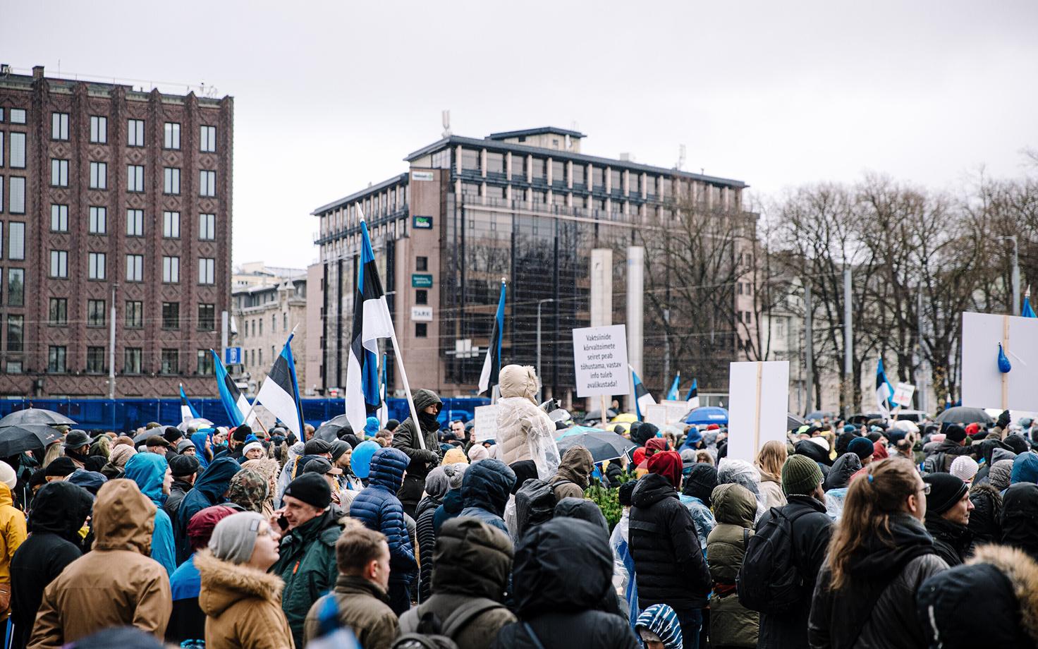 Акция протеста против коронавирусных ограничений на площади Вабадузе.