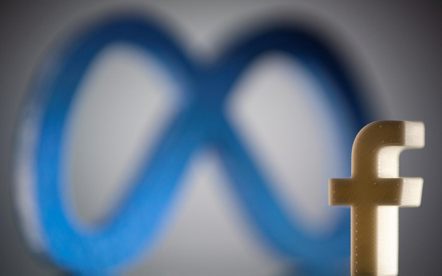 Facebooki logo uue emafirma Meta logo taustal.