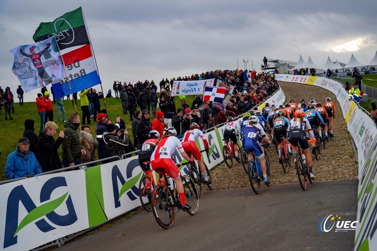 Eliitklassi naised cyclo-crossi EM-i starditõusul.