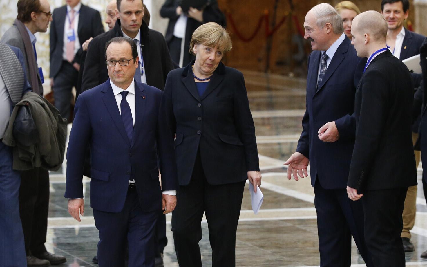 Saksa kantsler Angela Merkel (keskel) ja Valgevene liider Aleksandr Lukašenko (paremal) 2015. aastal Minskis Ukraina konflikti rahukõnelustel.