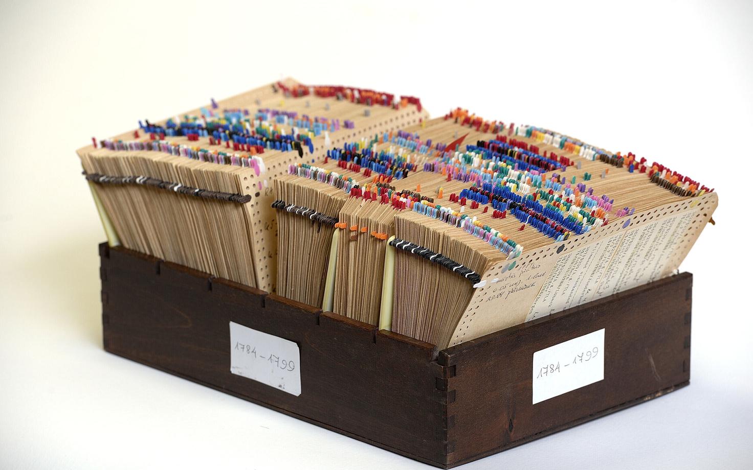 Andres Tarandi kliimaandmebaasi kartoteegikast Tartu Ülikooli muuseumis