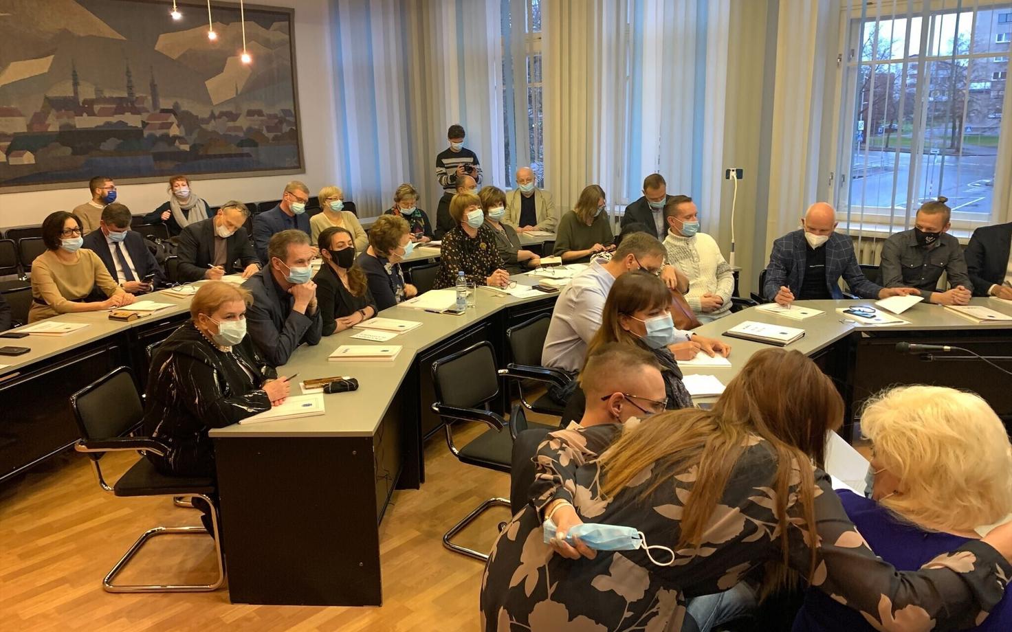 Нарвское горсобрание собралось на первое заседание.