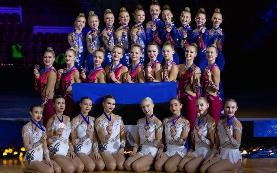 Pronksmedalistid: VK Rütmika Siidisabad (ülemine rivi), VK Piruett Junior Team (keskmine rivi) ja VK Janika Violett (ees)