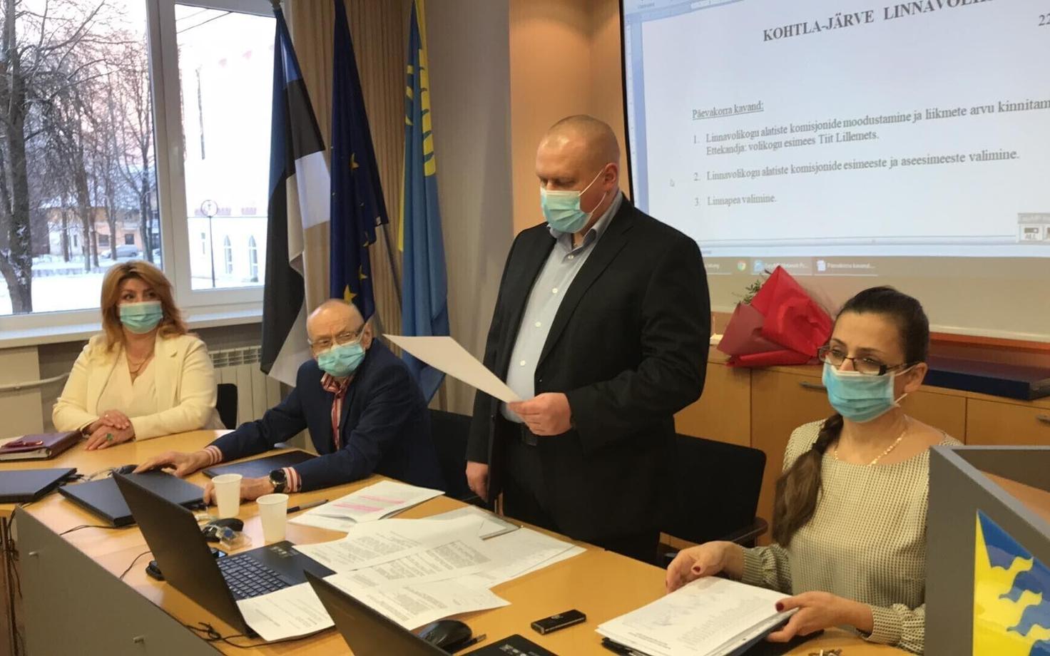 Тийт Лиллеметс (в центре) возглавил горсобрание после октябрьских выборов.