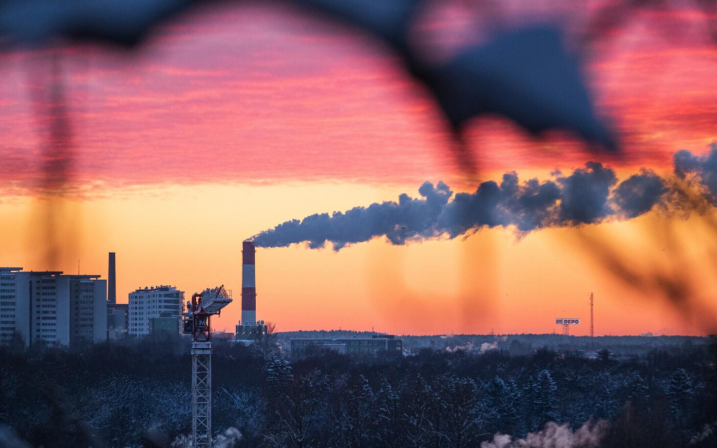 Теплоэлектростанция на фоне Ласнамяэ.