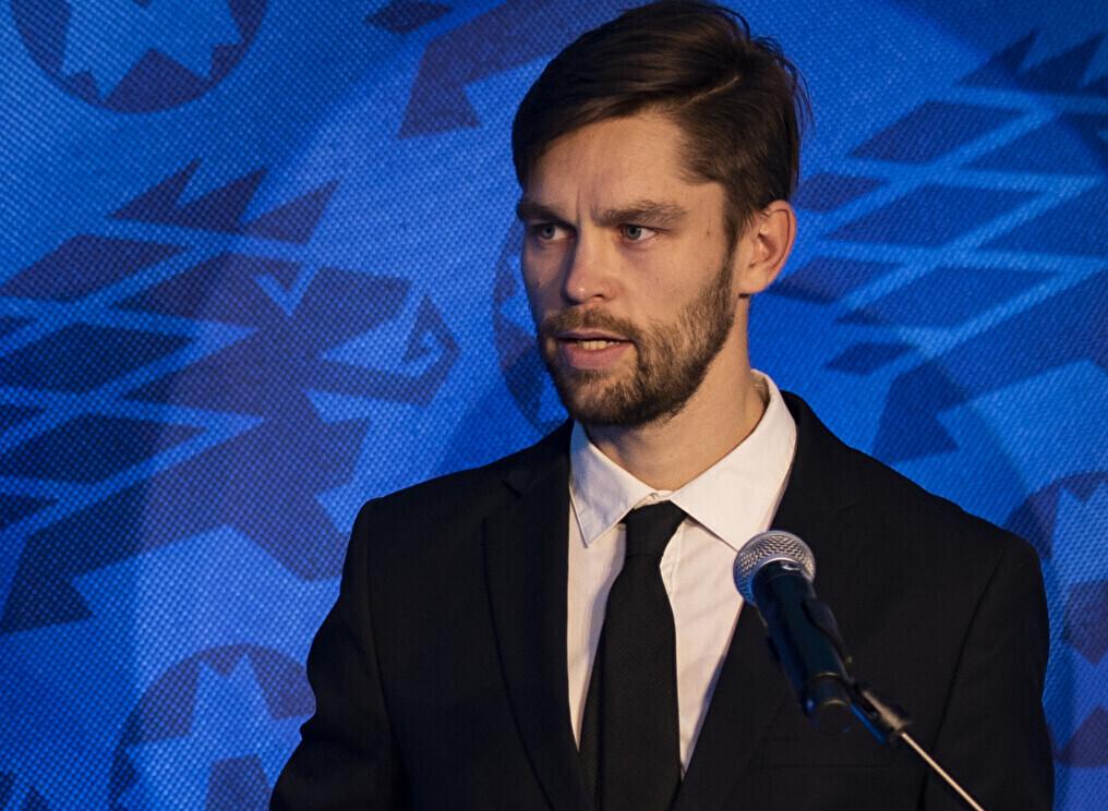 Юрген Хенн.