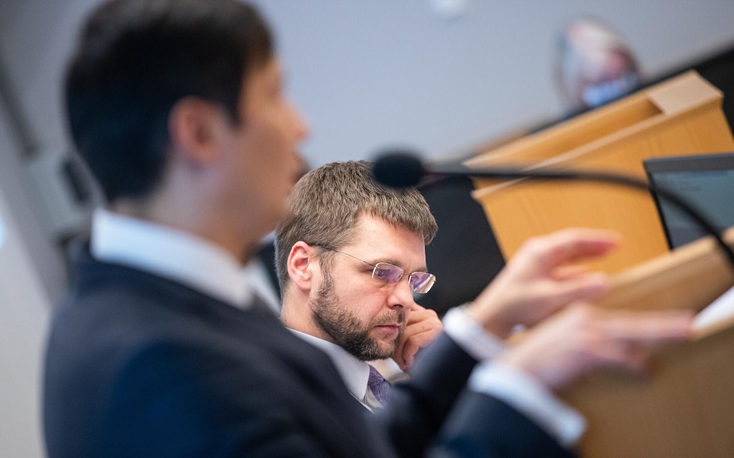 Jevgeni Ossinovsk, with Tallinn mayor Mihhail Kõlvart in the foreground, at Tuesday's city council chambers vote on the 2022 Tallinn budget.