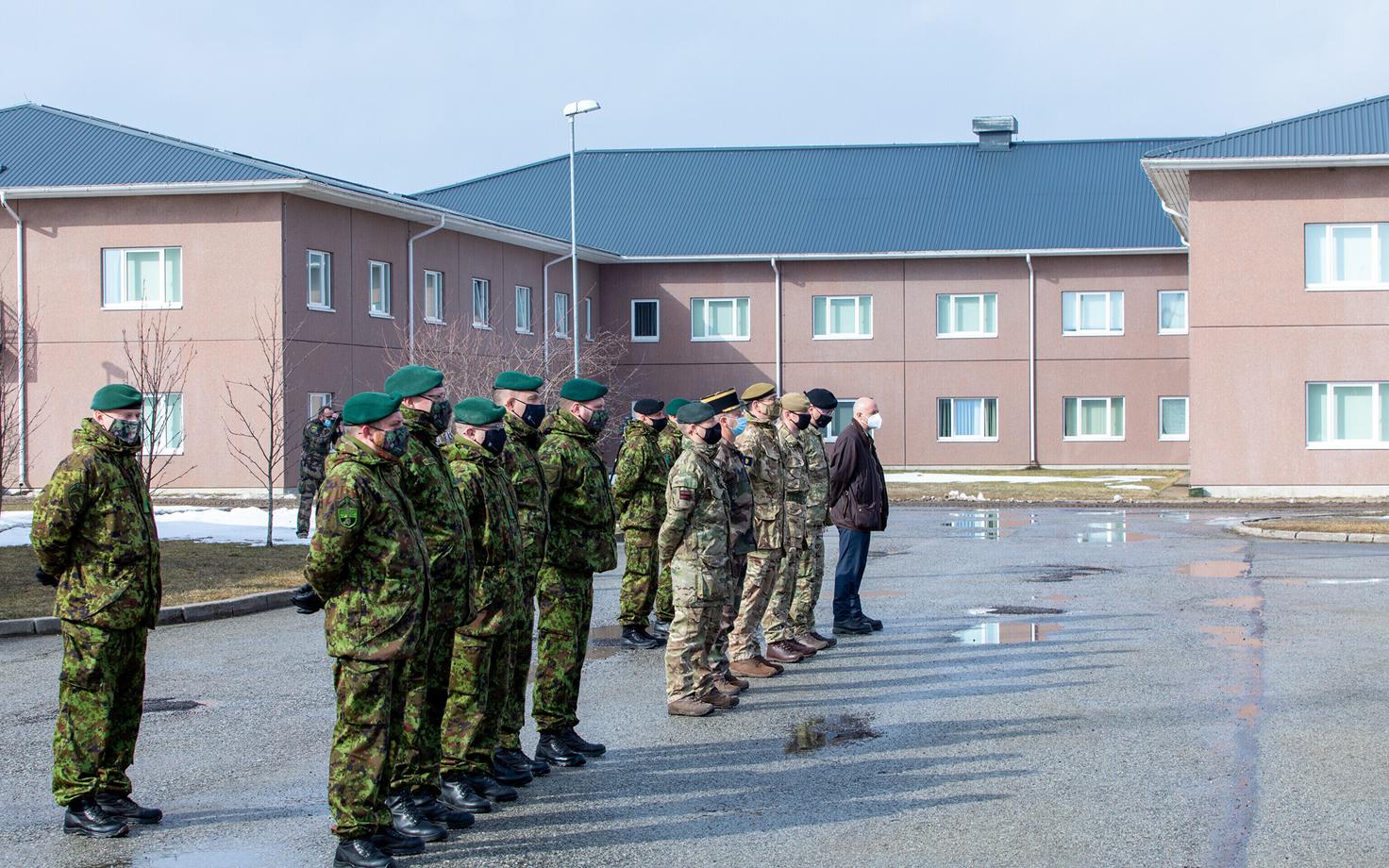 Eesti ja Briti sõdurid Tapa sõjaväelinnakus kasarmute taustal.