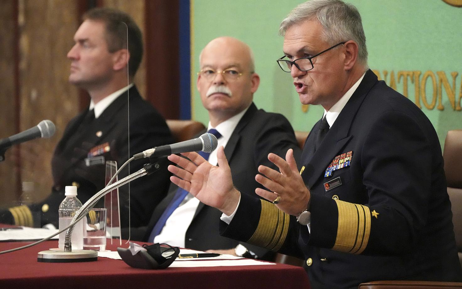 Viitseadmiral Kay-Achim Schönbach, paremal.