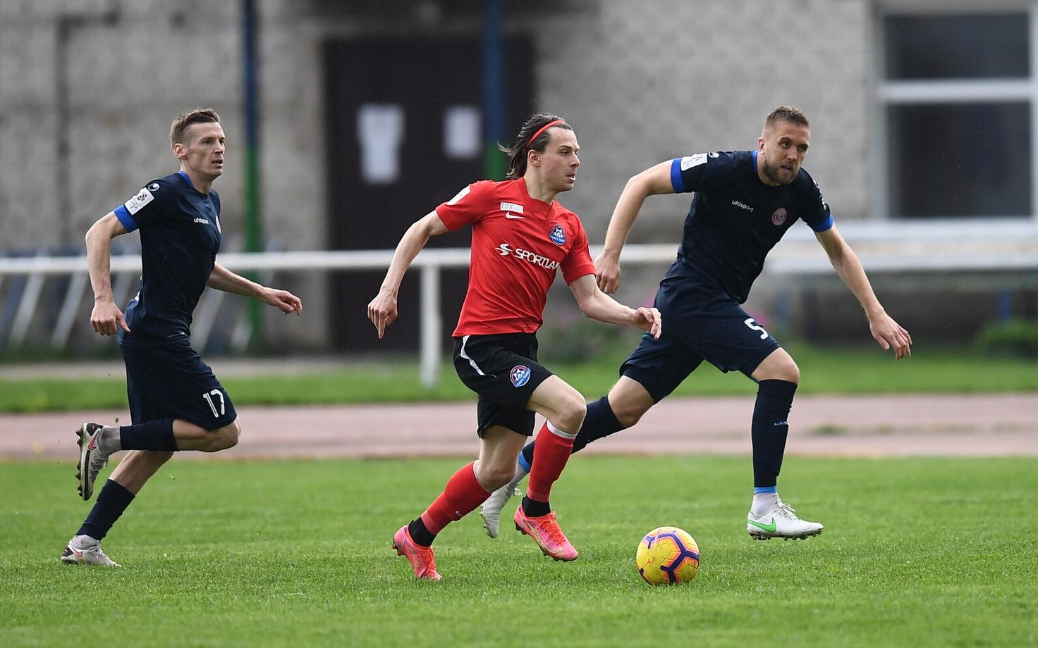 Александр Дмитриев (слева) в матче за