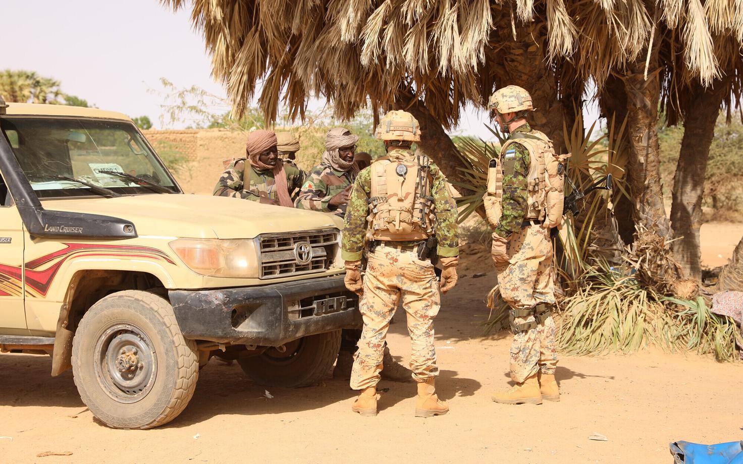 Служащие Сил обороны Эстонии в Мали с местными военными.