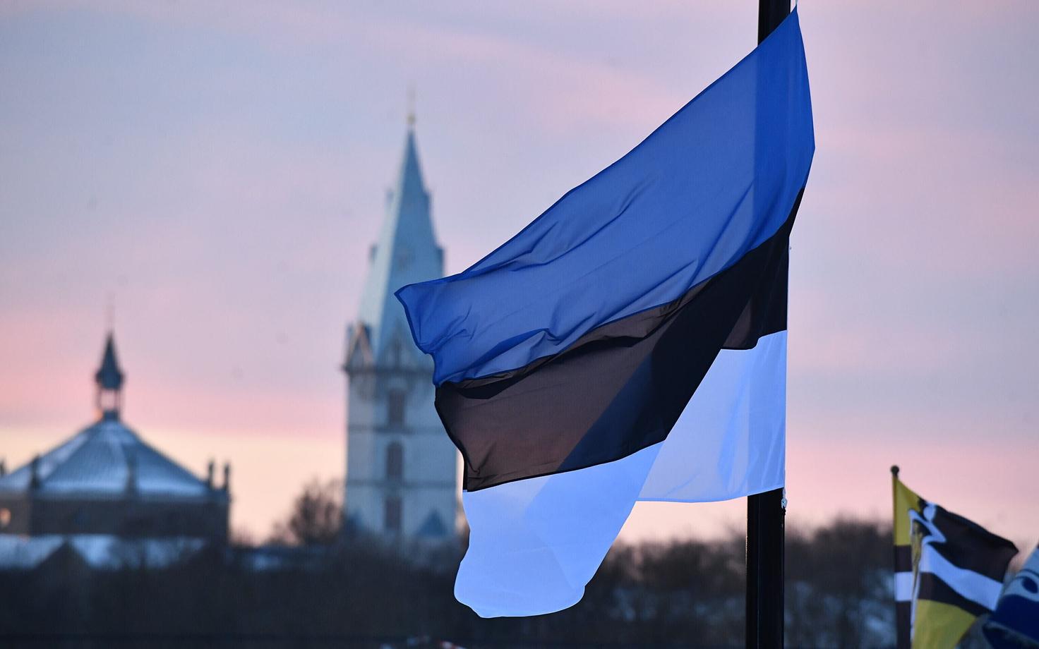 Поднятие государственного флага в Нарве 24 февраля 2022 года.