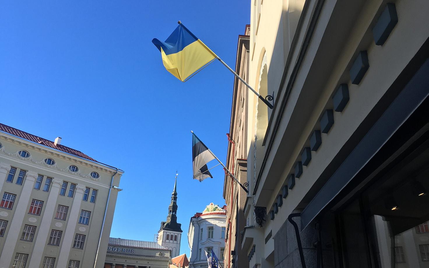 На здании Министерства культуры развевается флаг Украины.