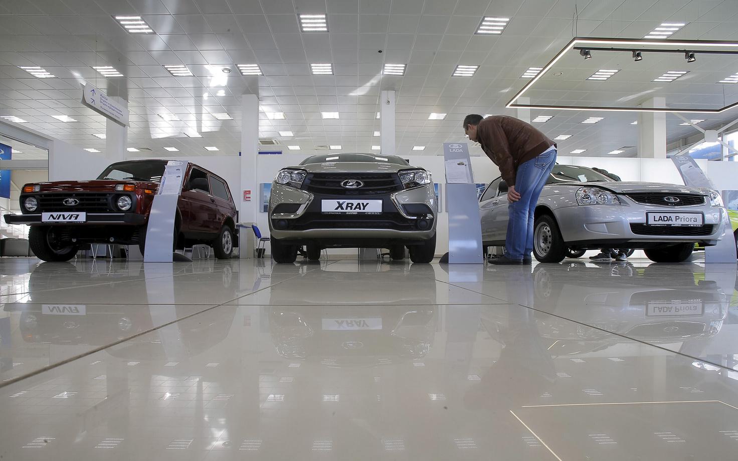 Vene autofirma AvtoVAZ mudelid (vasakult alates) Lada Niva, XRAY ja Priora müügisalongis Moskvas.