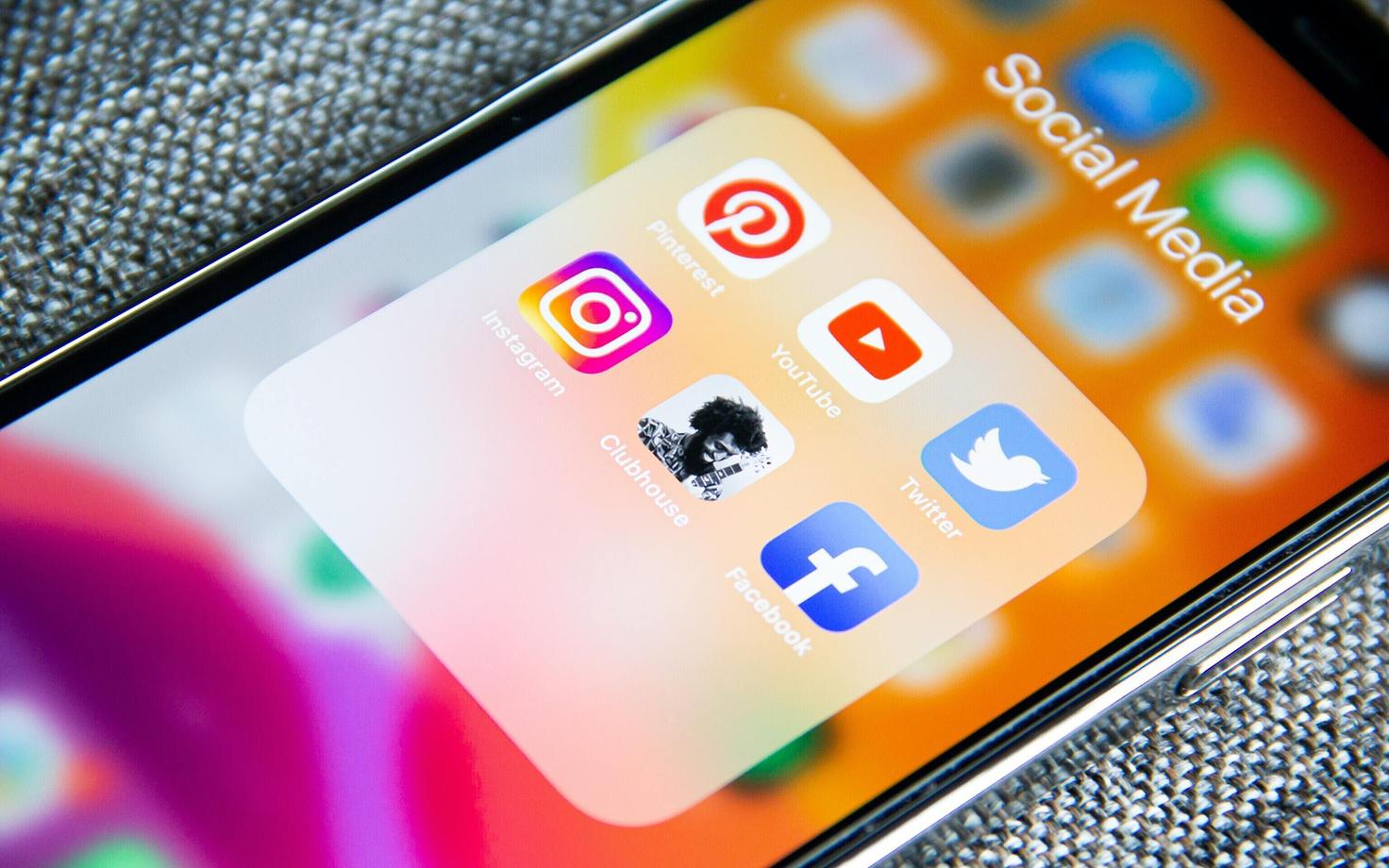 Kõikidel suurematel platvormidel on olemas koht, kus on võimalik alla laadida ülevaade jälgedest, mida kasutaja on endast maha jätnud.