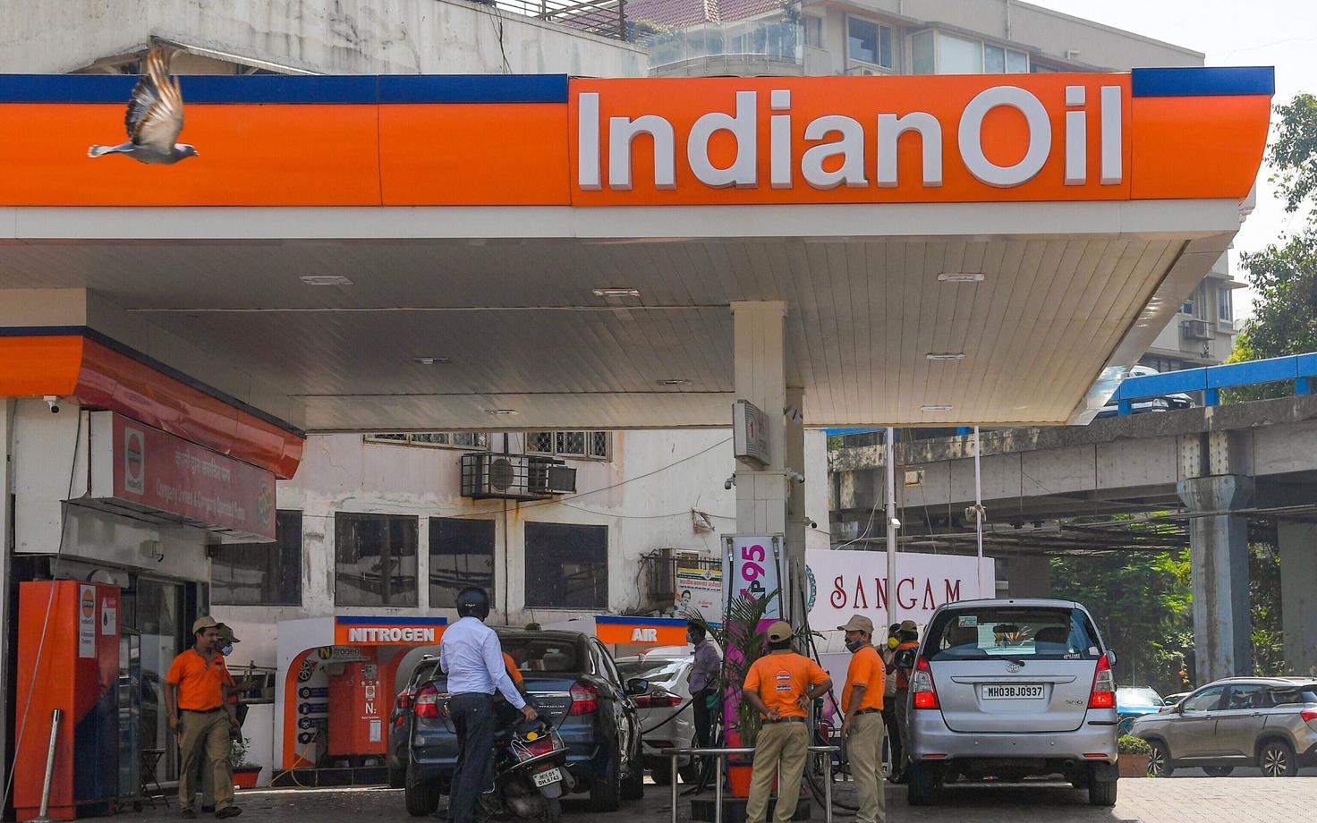Indian Oili bensiinijaam Mumbais.