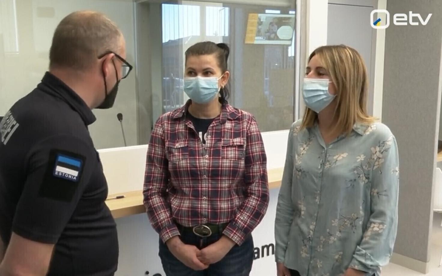 A PPA official chatting to two Ukrainian volunteers who were already resident in Estonia and have been helping arrivals at the refugee processing center in Pärnu.
