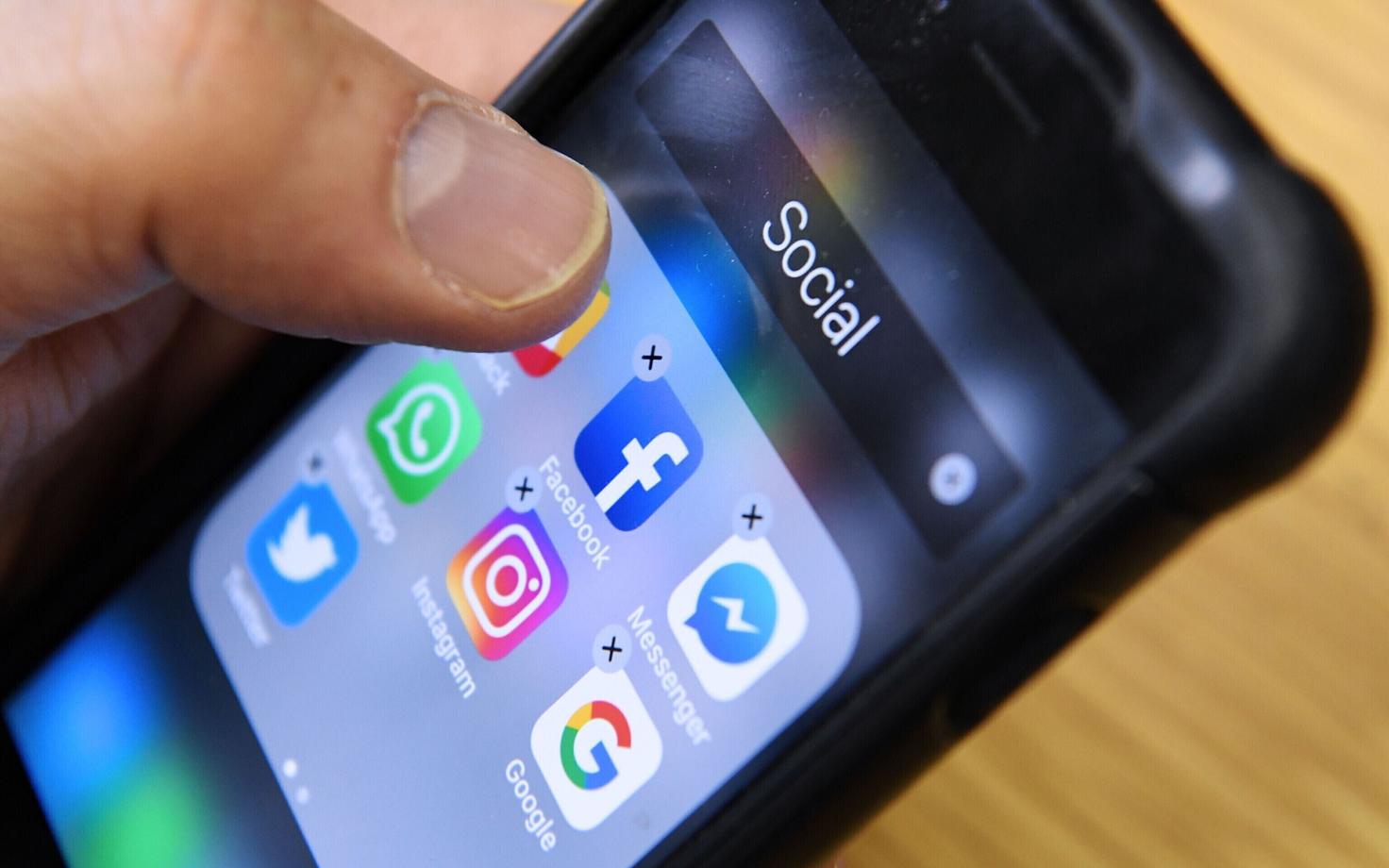 Иконки социальных сетей на экране смартфона.