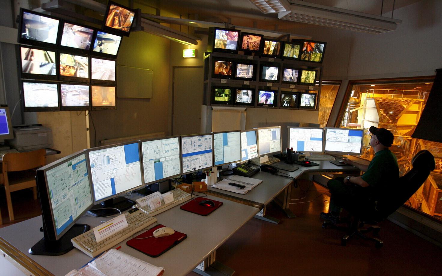 Tehnik jälgib arvutiekraane puidutöötlemisliinil Kajaanis UPM paberivabrikus