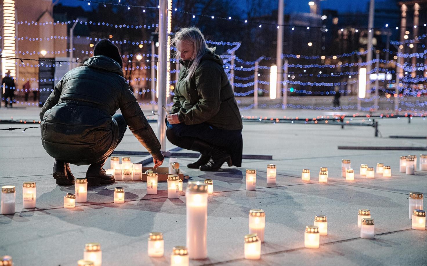 Lighting candles to remember Estonia's deported by the USSR.