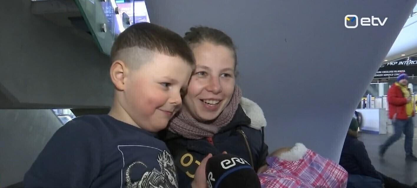 Põgenikud Artjom ja Katja Varssavi raudteejaamas.