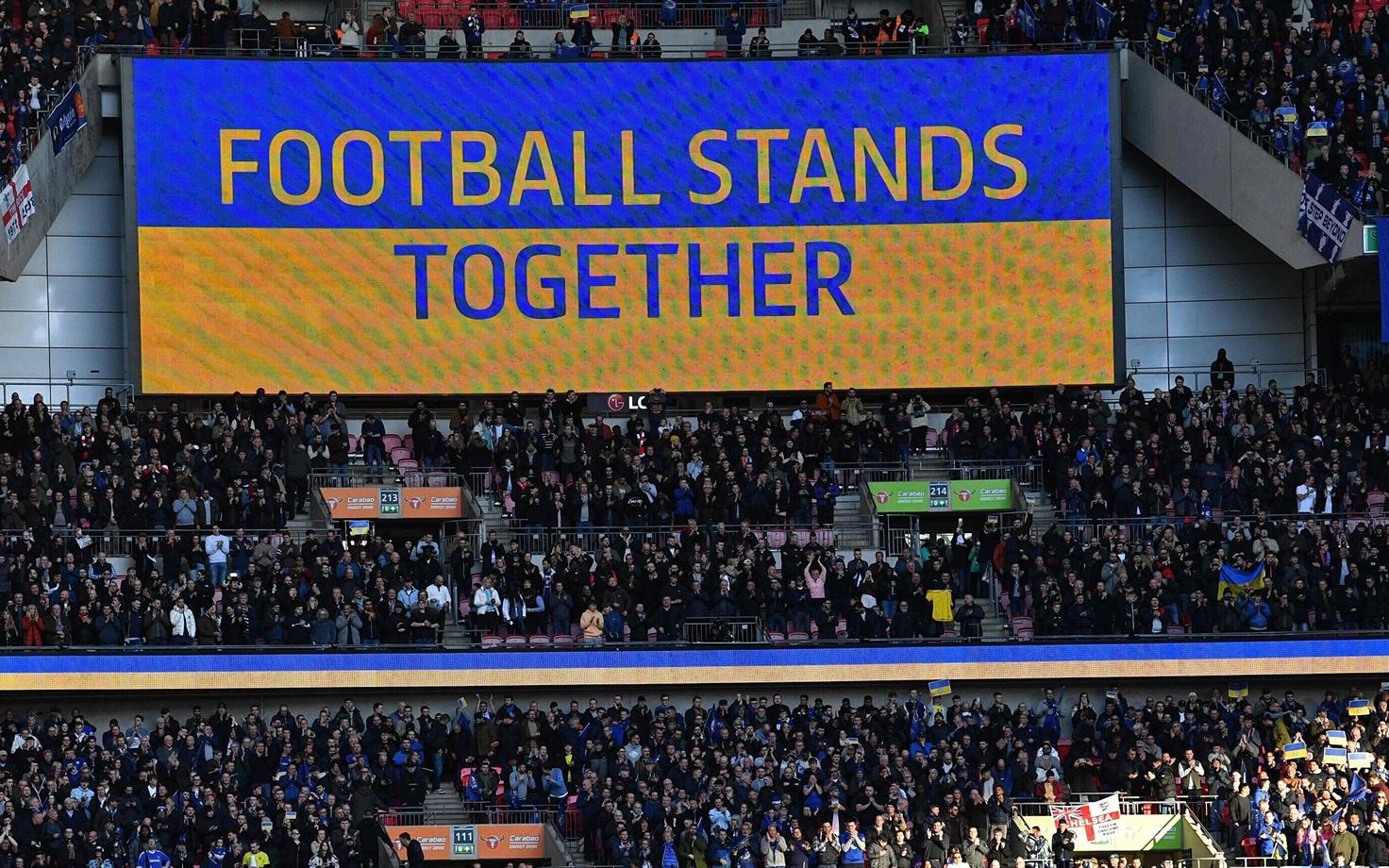 Акция в поддержку Украины во время футбольного матча.