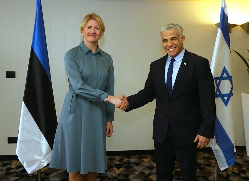 Estonian foreign minister Eva-Maria Liimets (Center) with her Israeli counterpart Yair Lapid in Israel, May 2 2022.