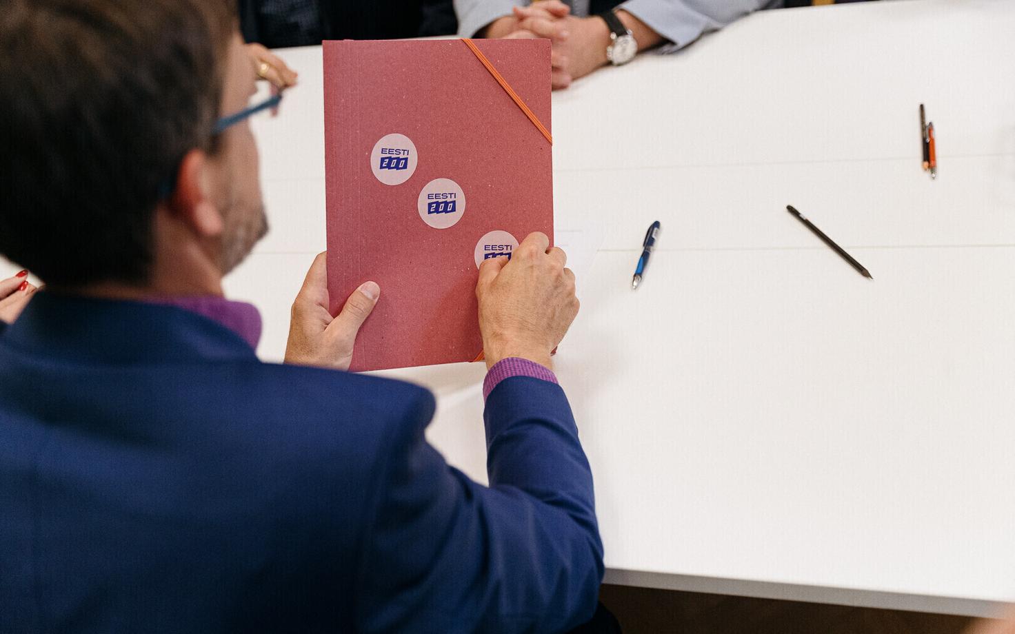 Eesti 200 submitting local election-related documents.