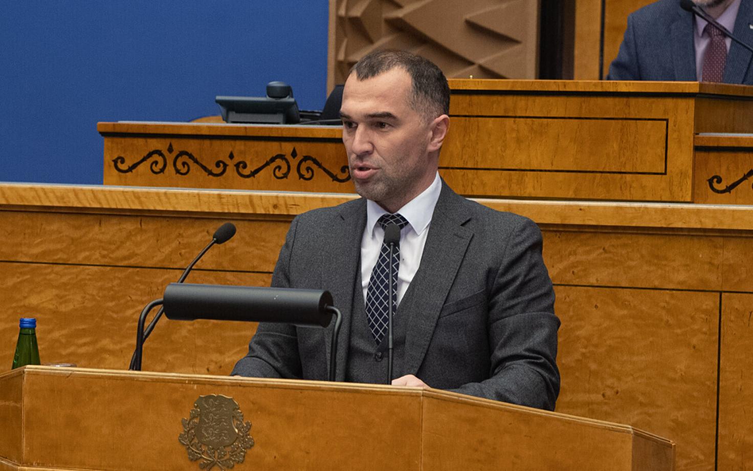 Timo Suslov riigikogus ametivannet andmas.