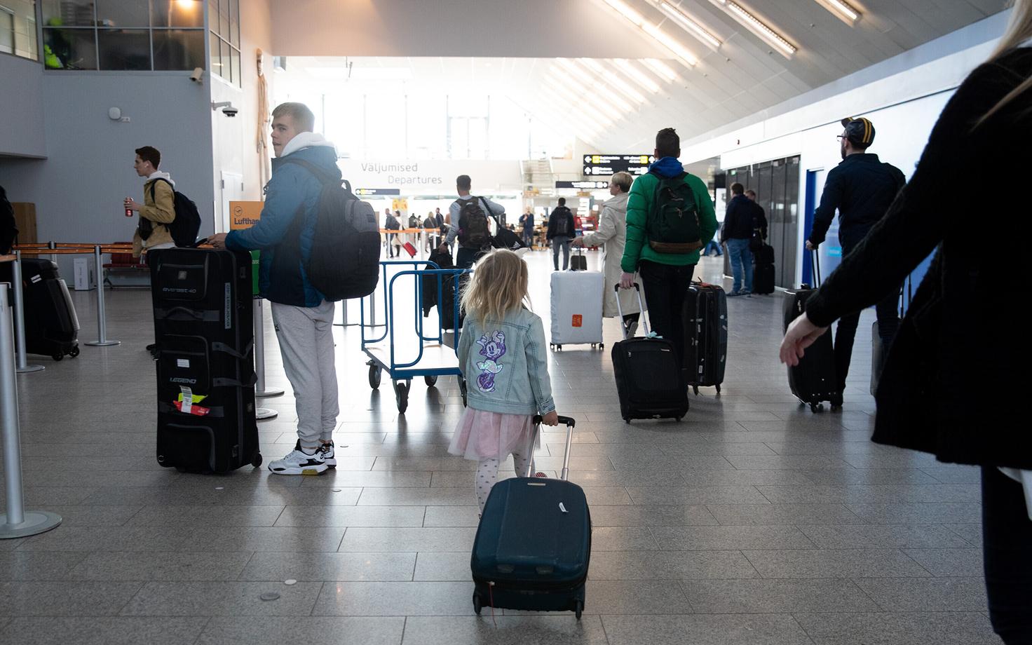 Авиапассажиры в Таллиннском аэропорту.
