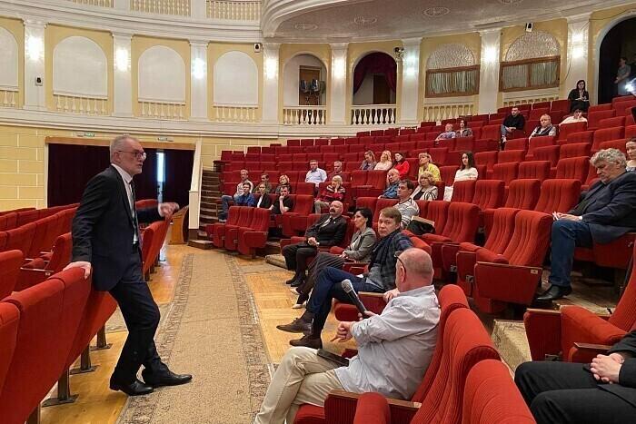 Игорь Лысов на встрече с труппой театра и журналистами.