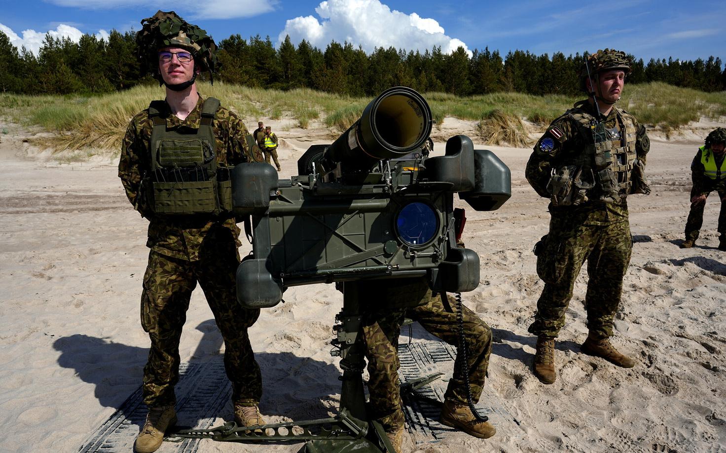 Militaarõppus Baltic Zenith/Ramstein Arrows Jurmalciemsis 9.juunil 2022. Läti sõjaväelased lähiõhutõrjesüsteemidega RBS-70