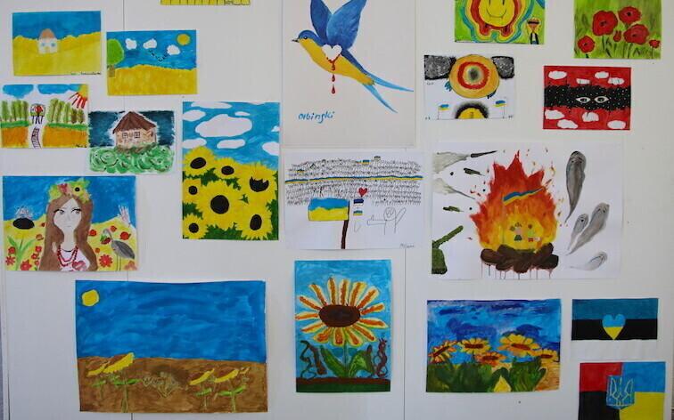 Рисунки украинских детей в Пярнуском музее нового искусства.