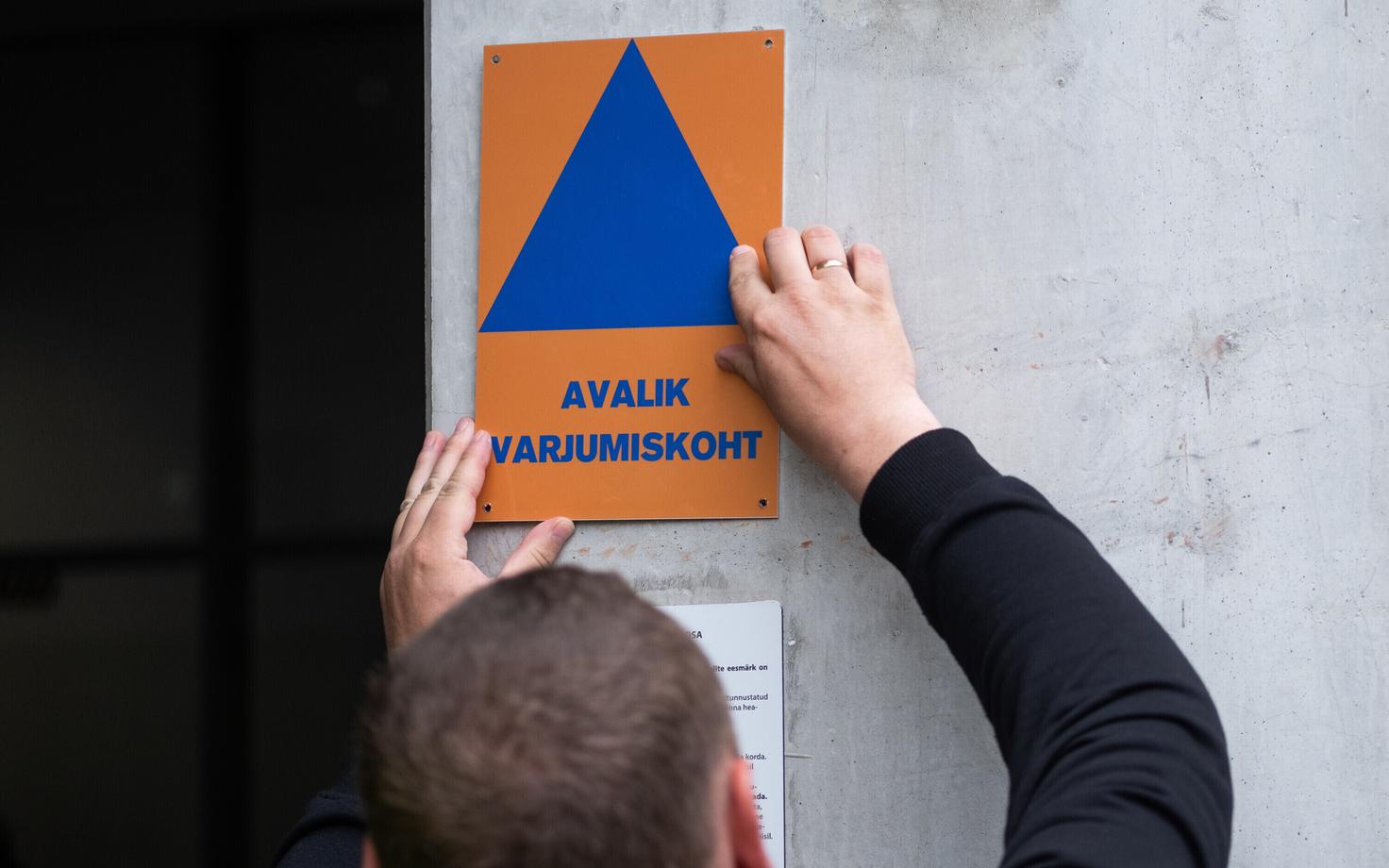 An emergency shelter sign in Tallinn
