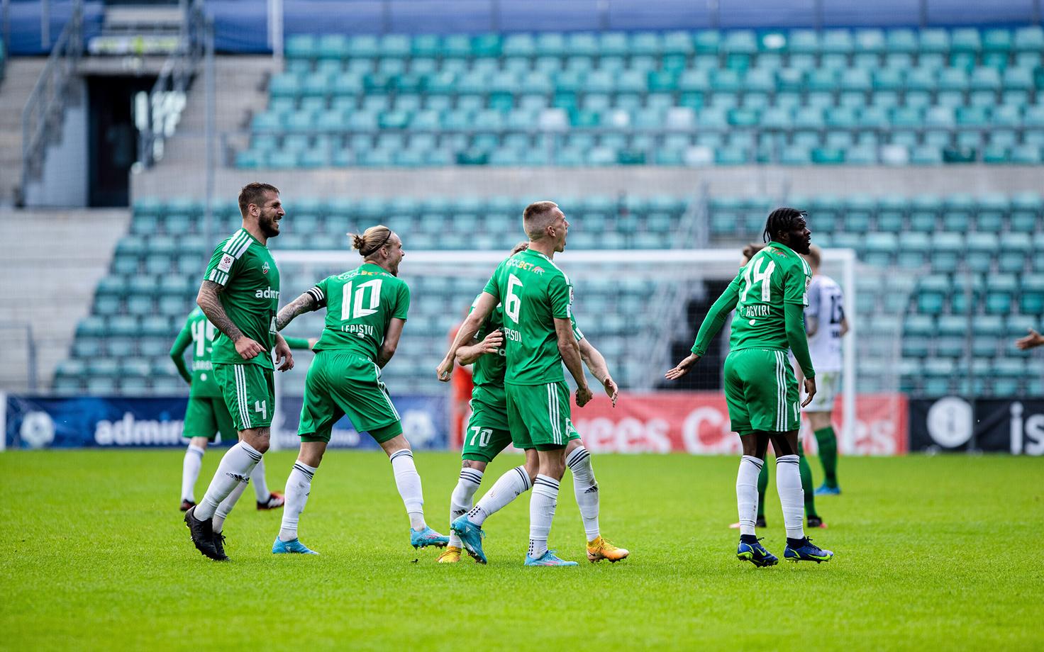 Футболисты